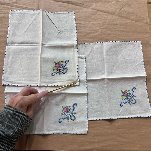 Vintage Set of 6 Hand Embroidered napkins, 2 different compatible designs - Picture 9 of 12